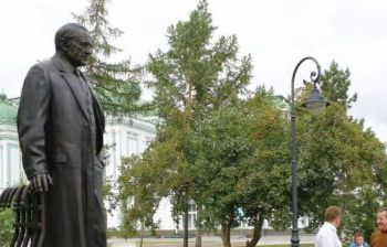 Памятник Михаилу Ульянову в Омске
