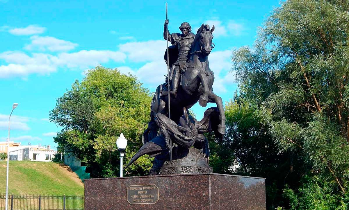 Памятник Георгию Победоносцу в городе Бор