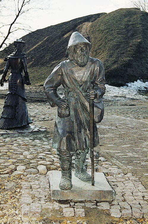 Памятник горожанам в Дмитрове, паломник с посохом