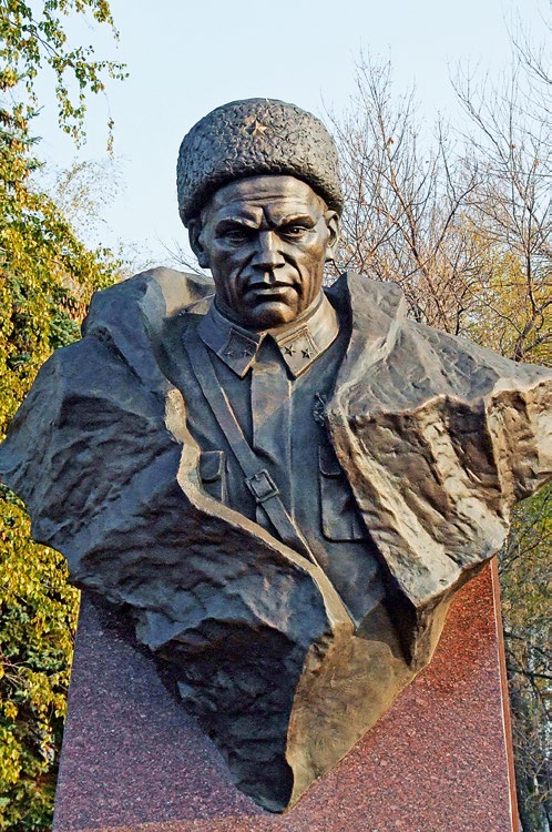 Бюст Героя Советского Союза Минигали Шаймуратова в Уфе