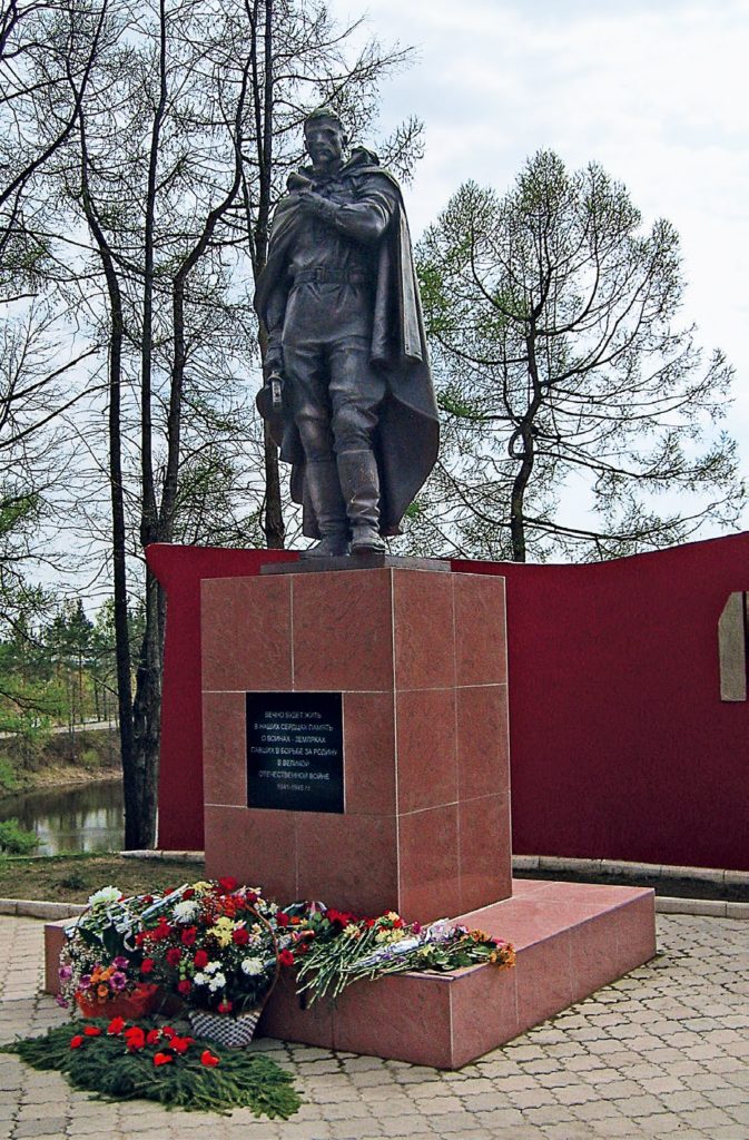 Памятник ветеранам МЧС изготовлен из бронзы на скульптурном предприятии «Лит Арт». Установлен в Москве в 2012 году