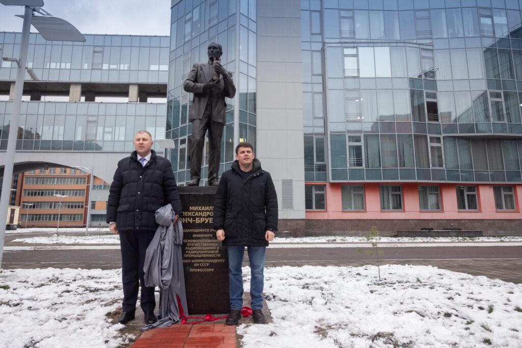 26 ноября, на территории Санкт-Петербургского университета телекоммуникаций открылся первый в России памятник основателю радиоламповой промышленности, выдающемуся отечественному инженеру и радиотехнику Михаилу Александровичу Бонч-Бруевичу. 