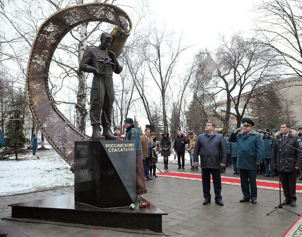 Памятник Российскому спасателю изготовлен из бронзы на скульптурном предприятии «Лит Арт». Установлен в Самаре в 2015 году.