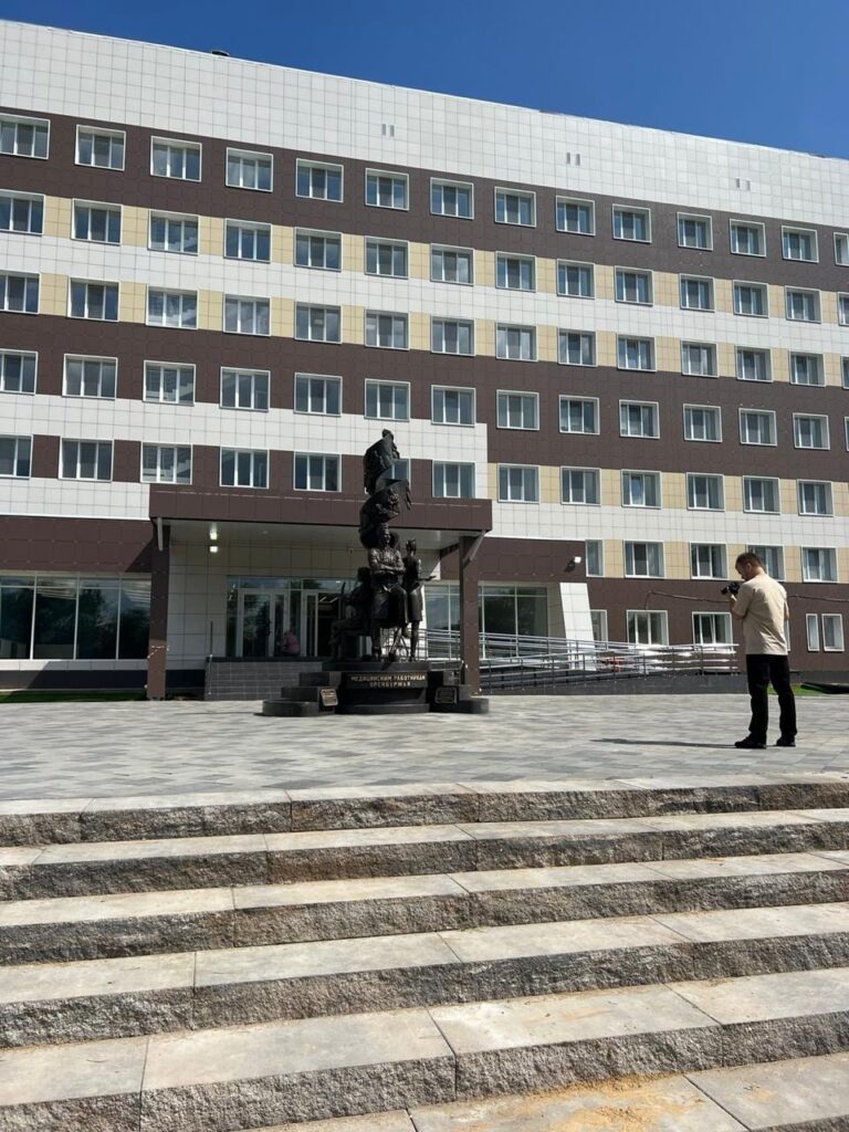 Самый большой в России памятник медикам открыт в Оренбурге