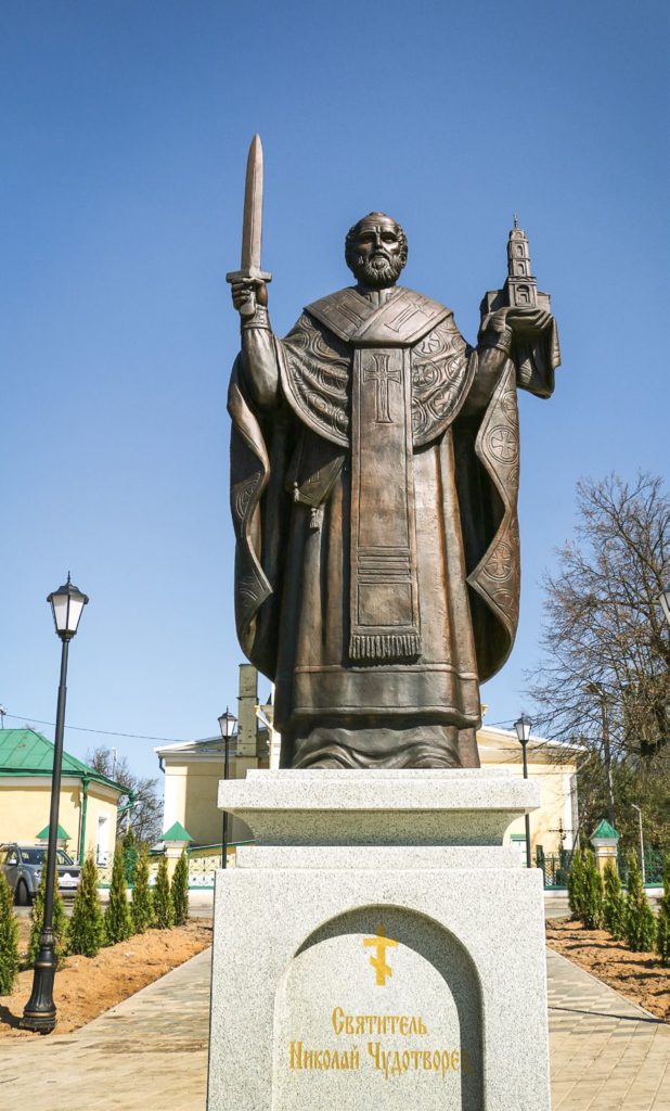 Памятник святителю Николаю Чудотворцу изготовлен из бронзы на скульптурном предприятии «Лит Арт». Установлен в Лосино-Петровском в 2017 году.