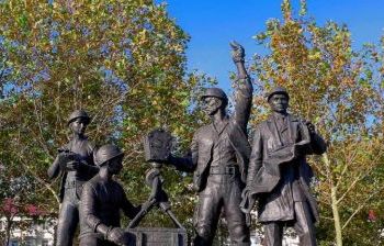 Памятник Труженики порта Новороссийск