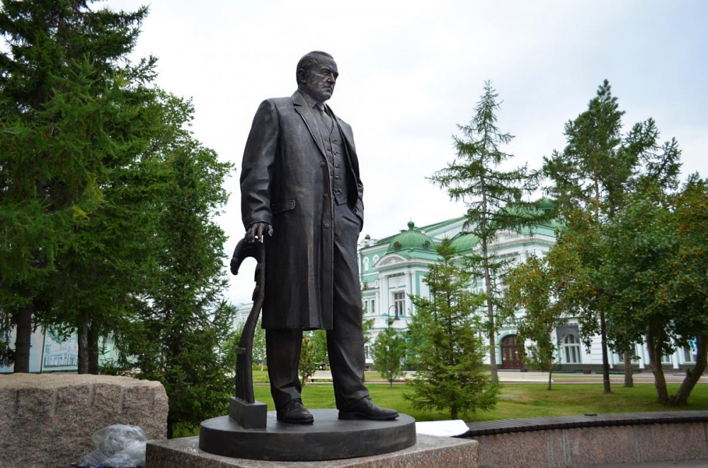 Памятник актеру Михаилу Ульянову в Омске
