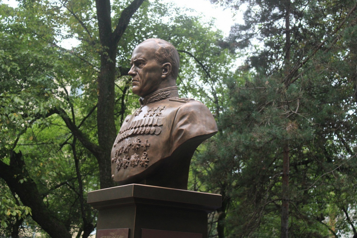 Бюст маршалла Георгия Константиновича Жукова в Хабаровске