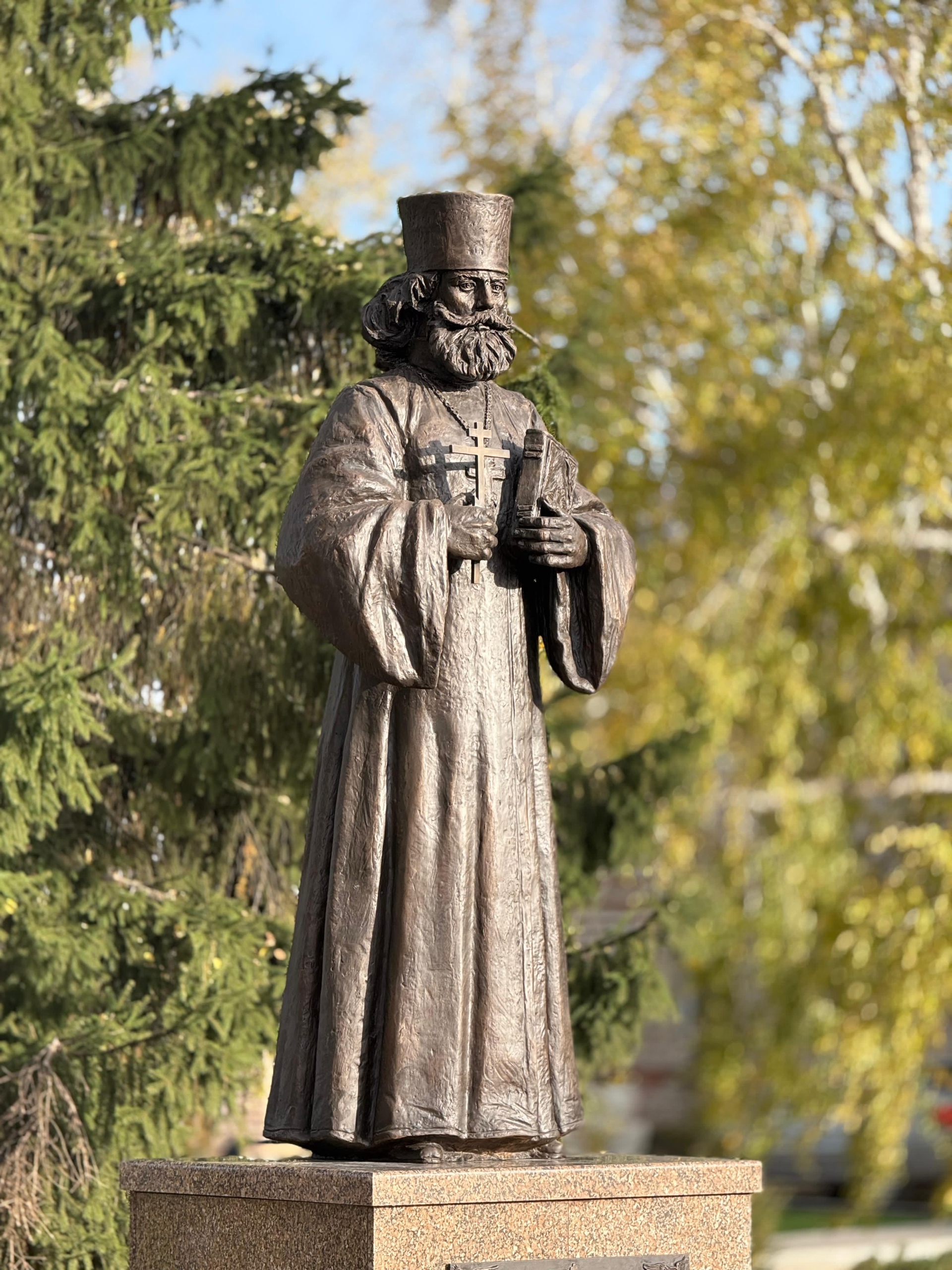 Памятник уроженцу села Матвеевка священнику Филиппу Распопову.
