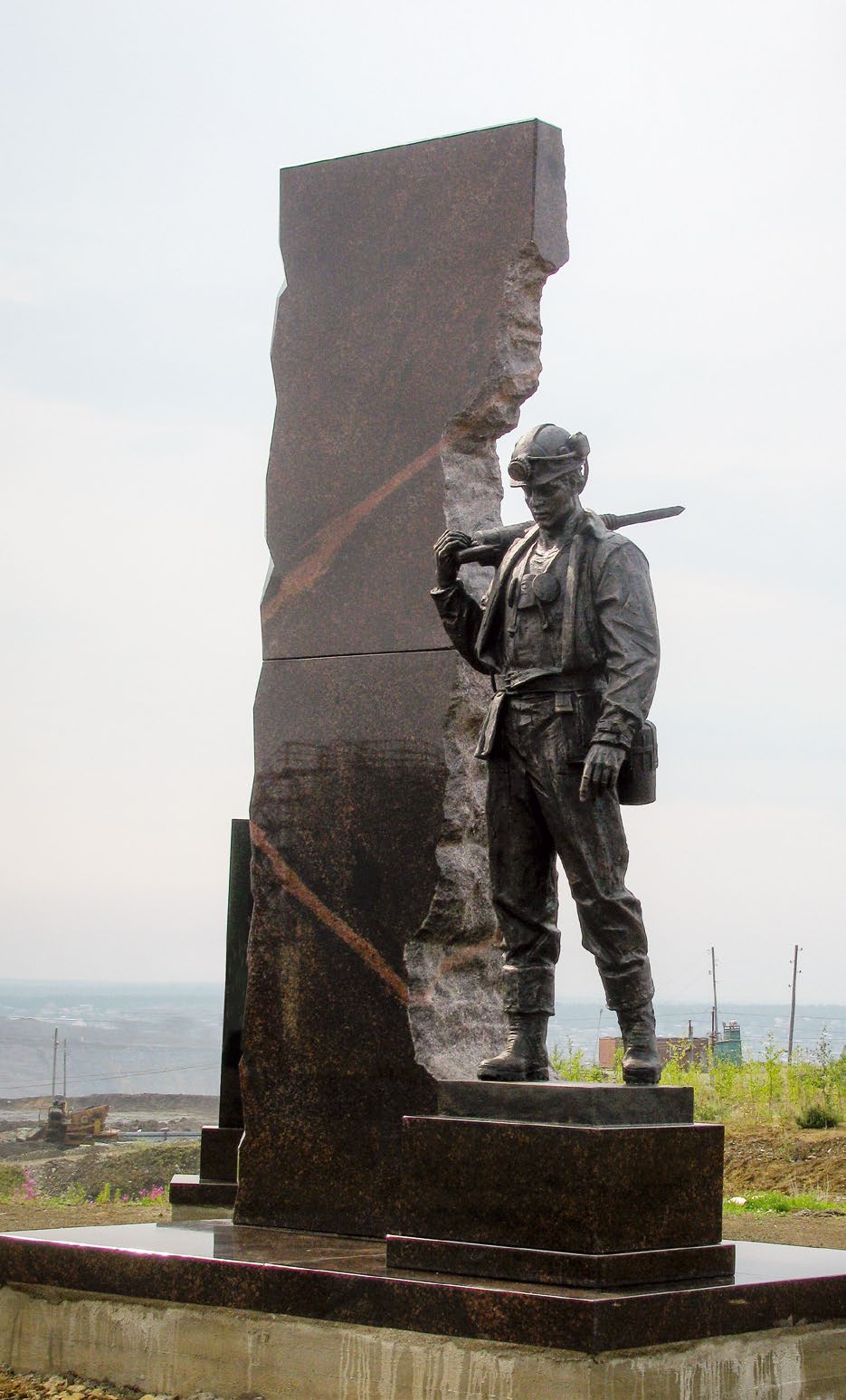 Памятник шахтерам в Мирном