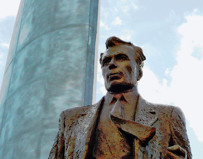 Памятник конструктору Ростиславу Алексееву в Нижнем Новгороде