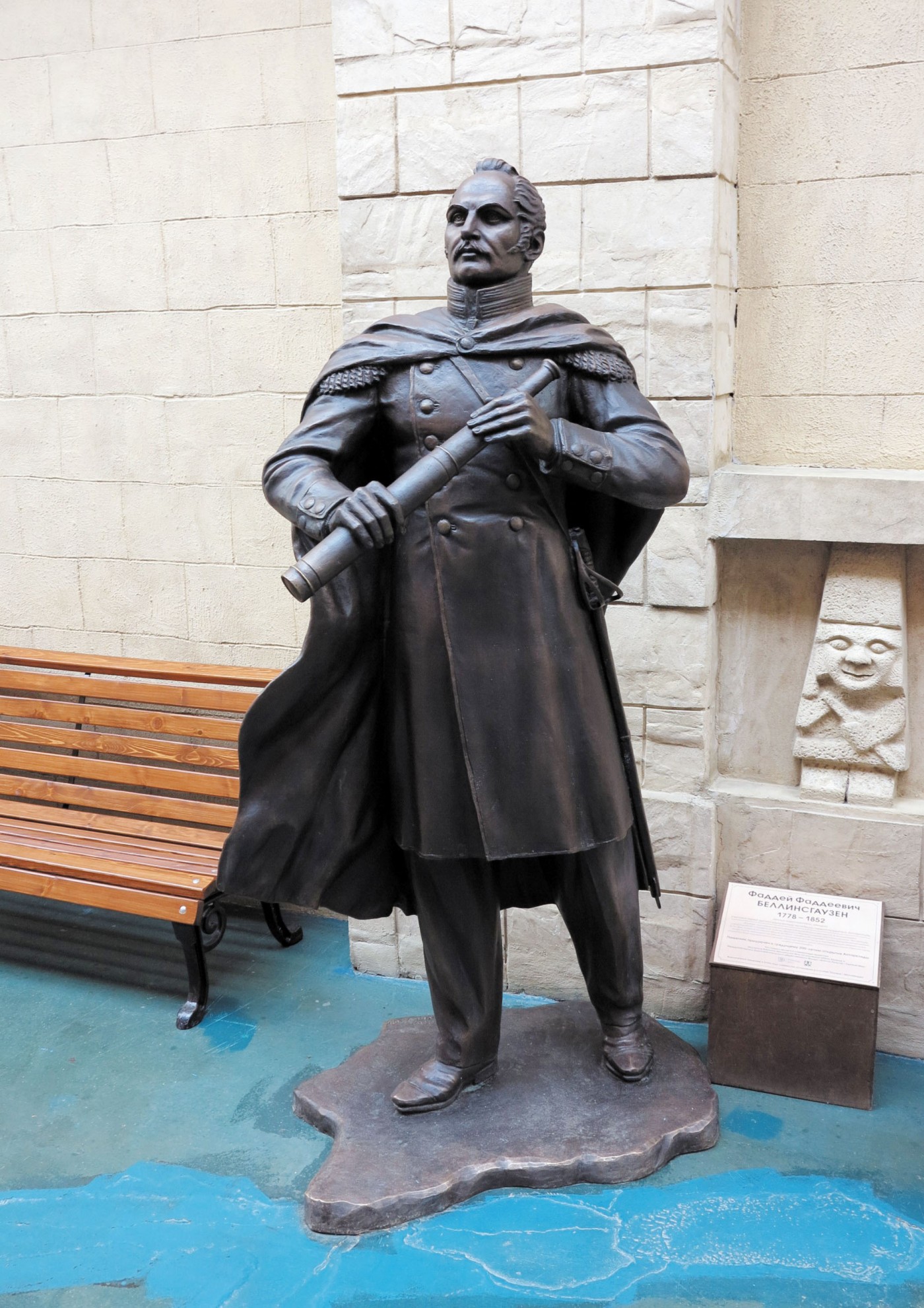 Памятник Ф. Ф. Беллинсгаузену в «Этномире»