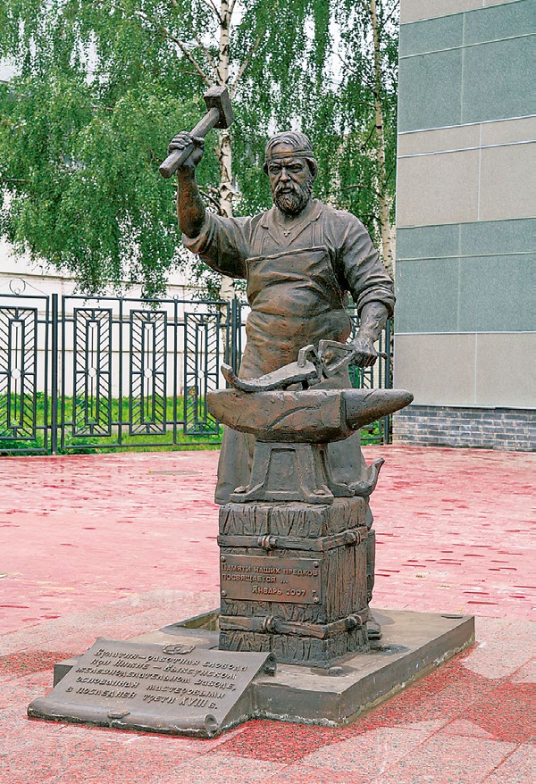 Памятник кузнецу в Выксе