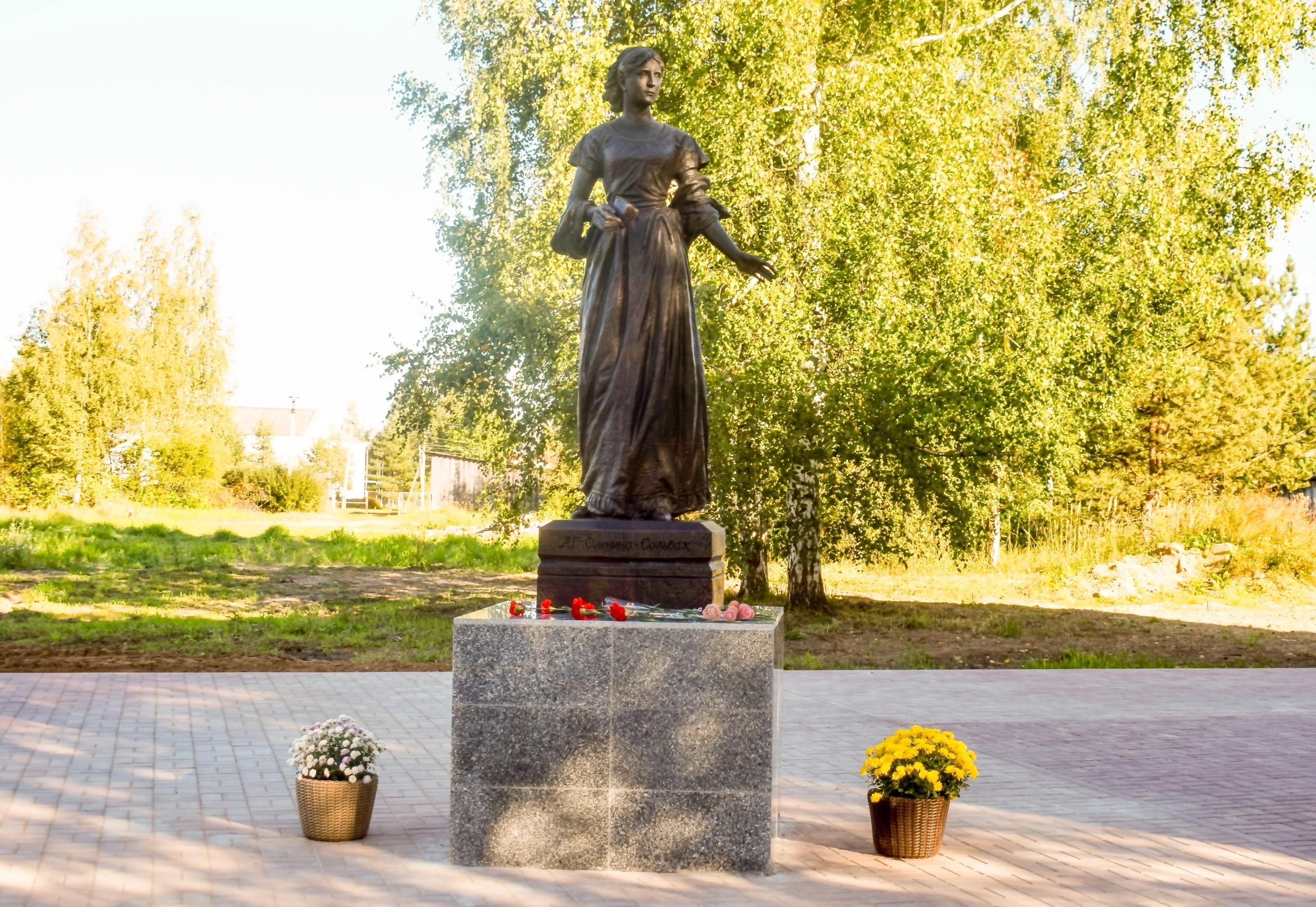 Памятник Александре Григорьевне Олениной-Сольбах