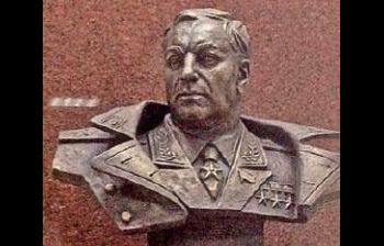 Маршал авиации А.И. Покрышкин (вестибюль ст. м. «Маршала Покрышкина»). г. Новосибирск