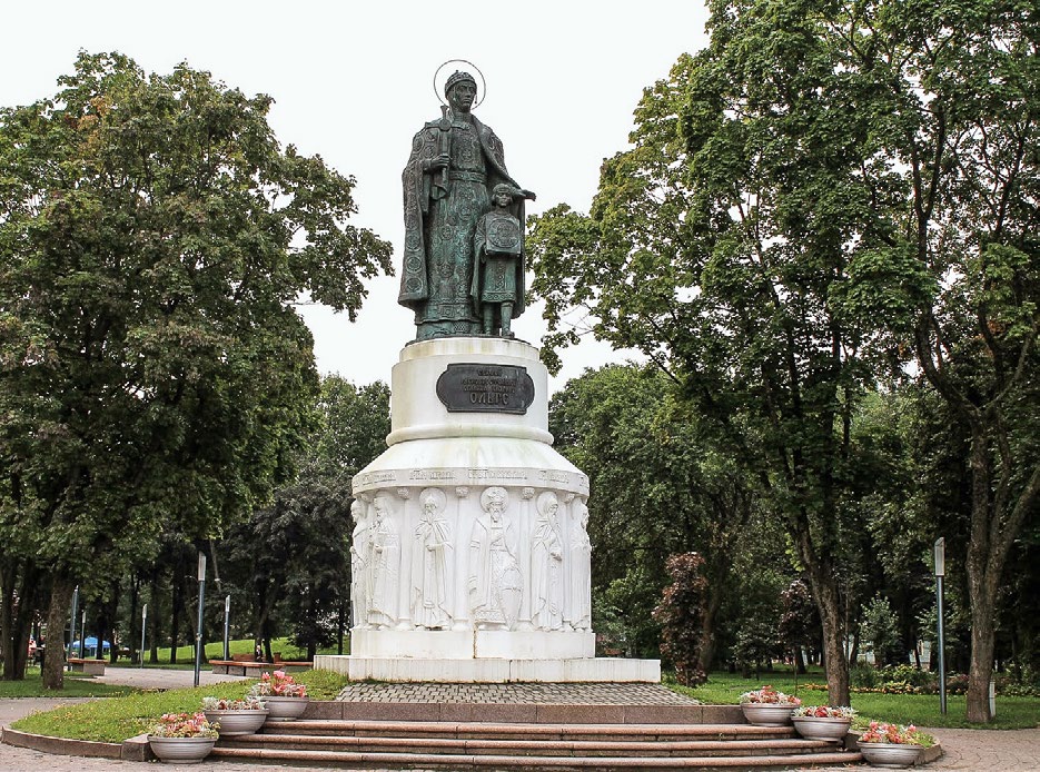 Памятник княгине Ольге Киевской в Пскове