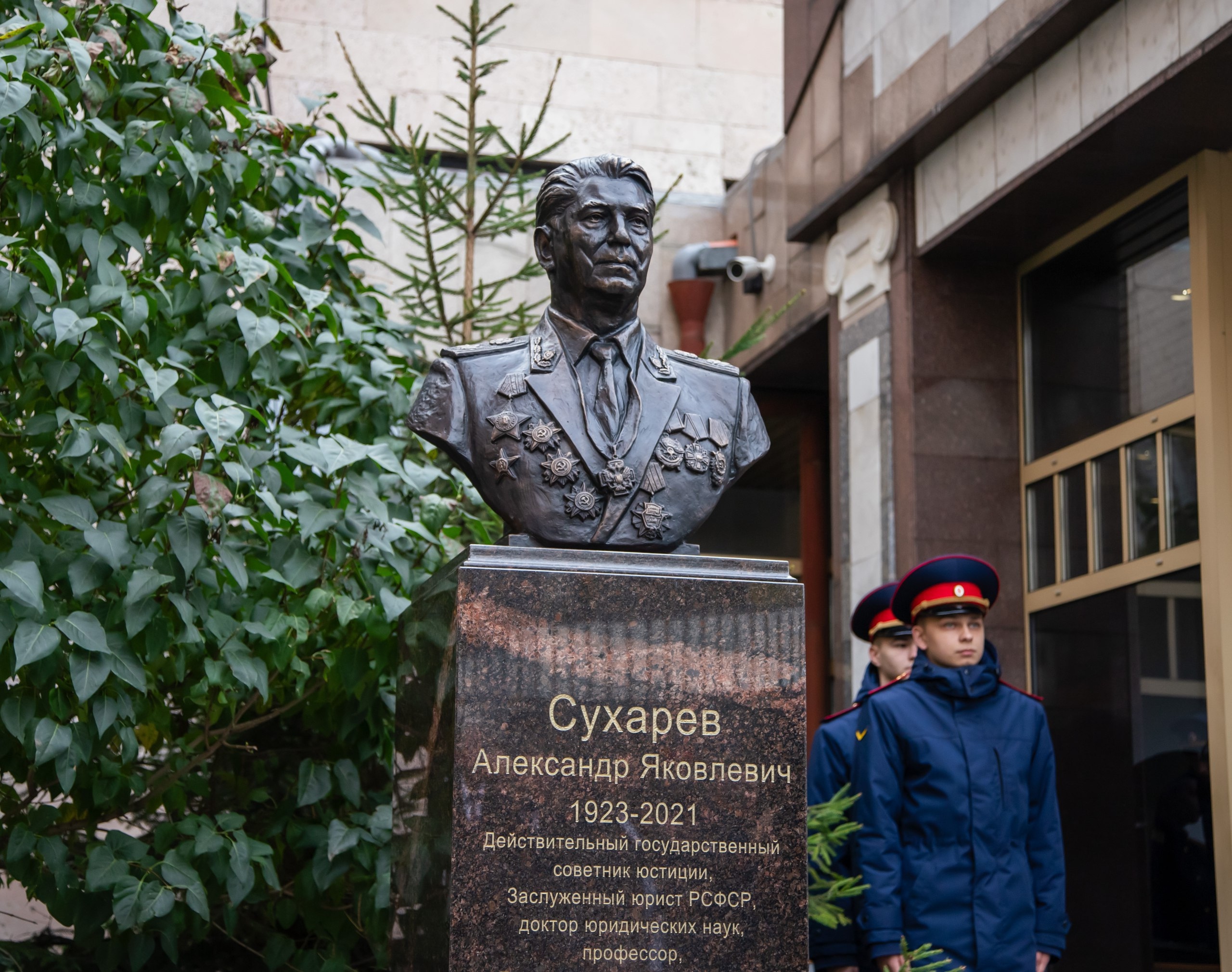 Бюст выдающегося государственного и общественного деятеля Александра Яковлевича Сухарева