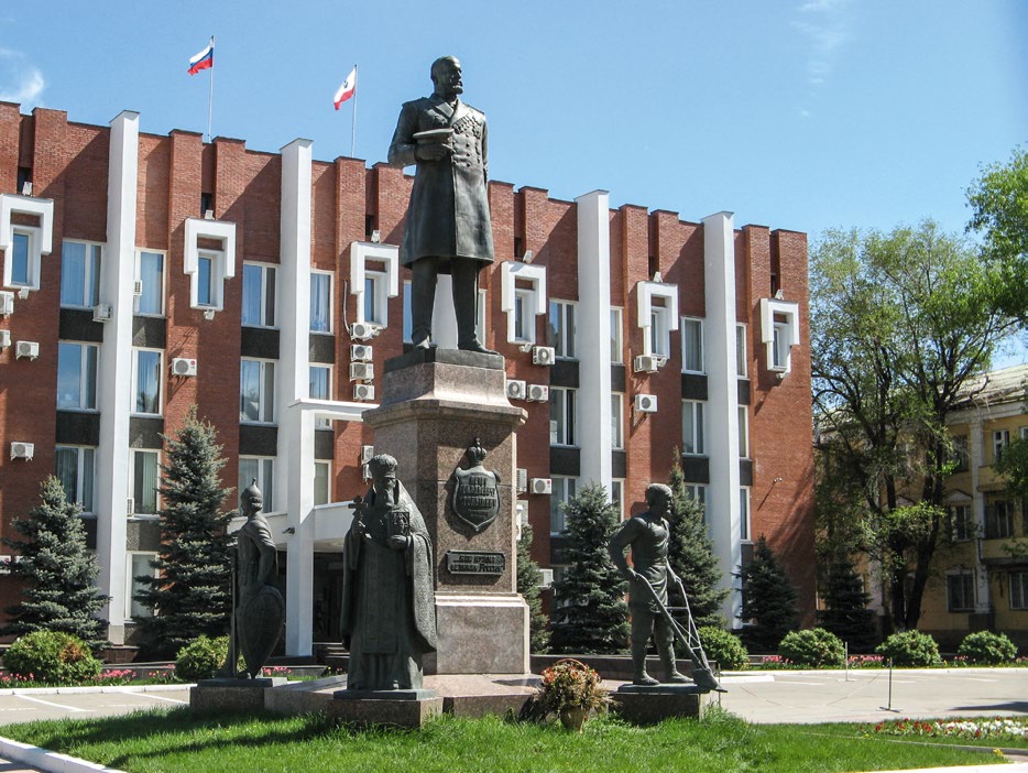 Памятник Петру Столыпину изготовлен на скульптурном предприятии «Лит Арт». Установлен в Саратове в 2002 году.