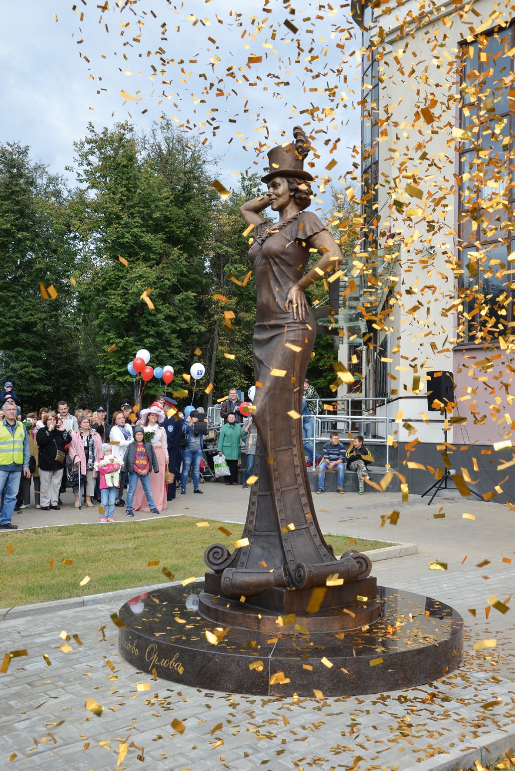 Памятник актрисе Любови Орловой в Звенигороде