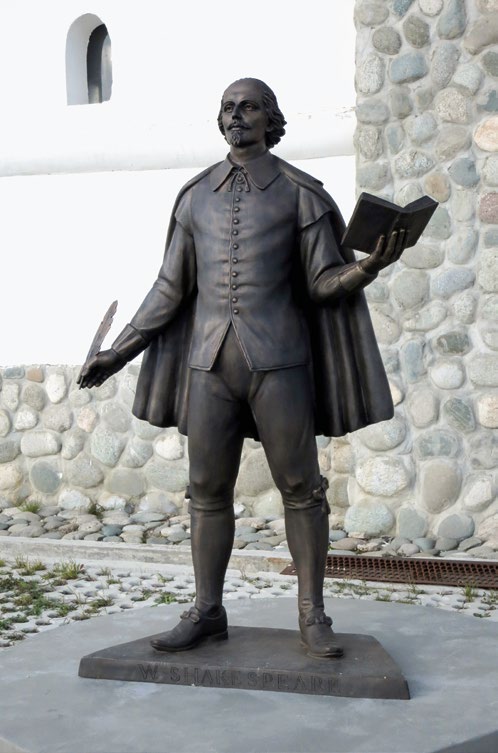 Памятник Шекспиру в деревне Петрово, культурный центр «Этномир»
