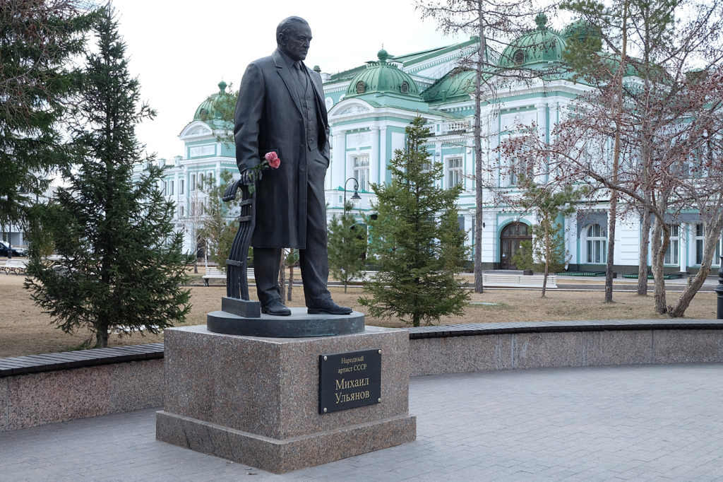 Памятник актеру Михаилу Ульянову изготовлен из бронзы на скульптурном предприятии «Лит Арт». Установлен в Омске в 2018 году.