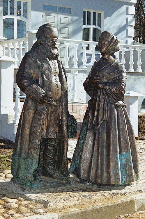 Памятник горожанам в Дмитрове, купец и купчиха
