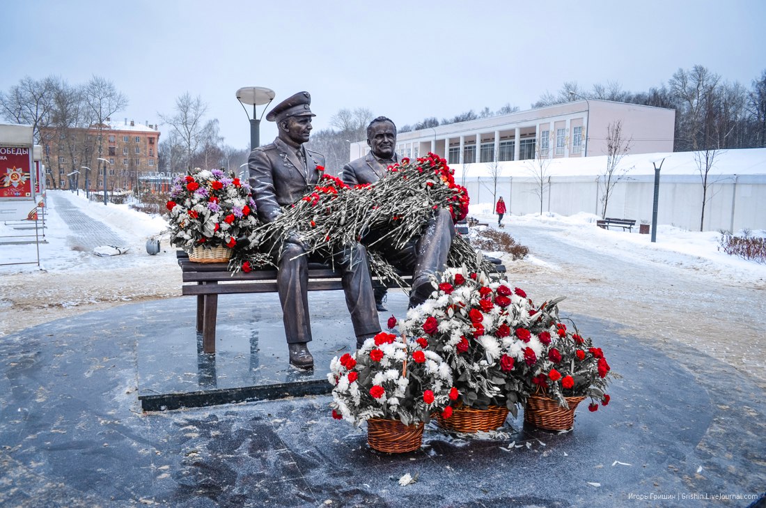 Памятник Королёву и Гагарину