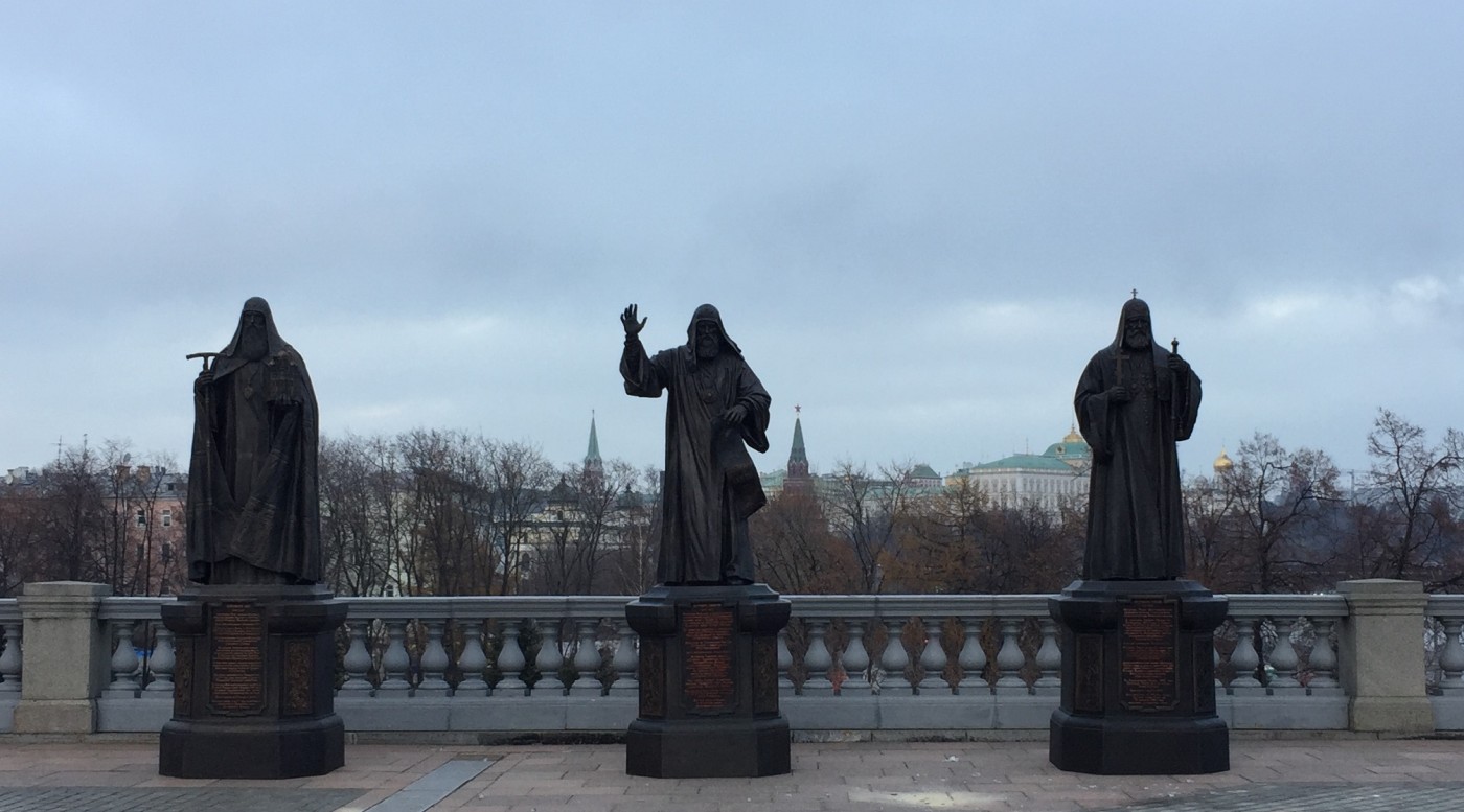 Аллея патриархов у Храма Христа Спасителя