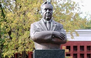 Мемориальная скульптура могилу.  Скульптура на памятник
