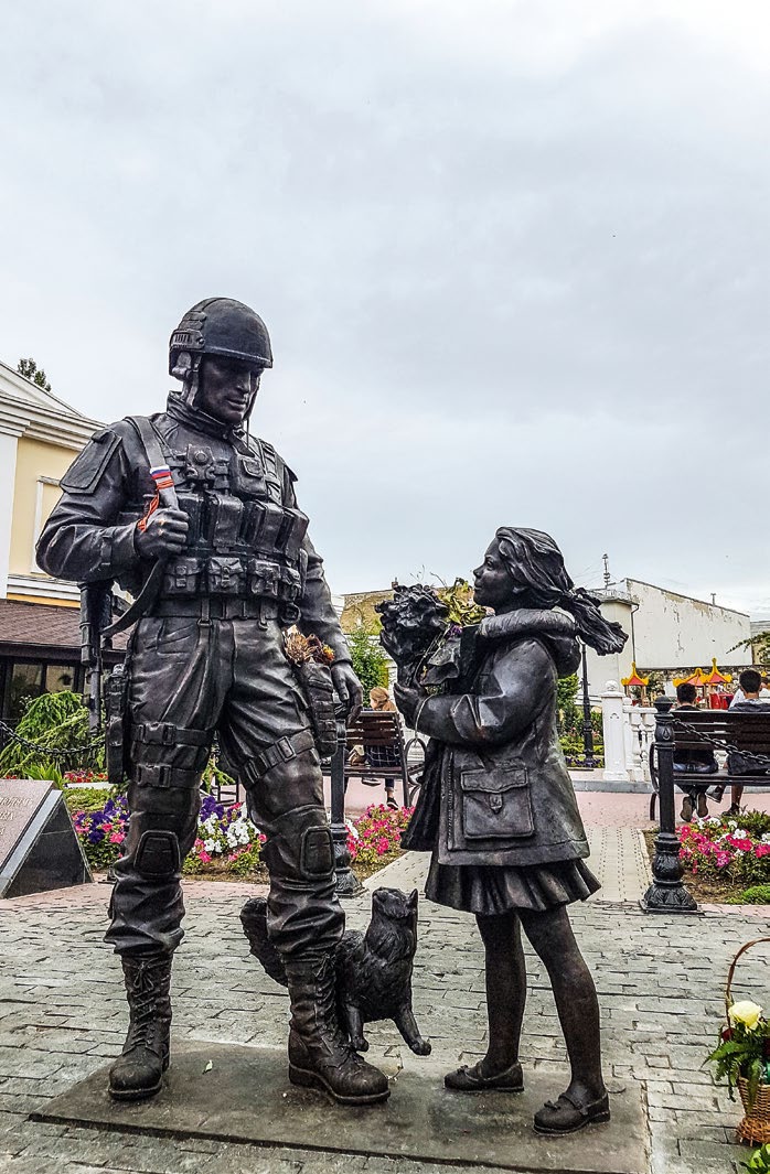 Памятник военнослужащим, принимавшим участие в присоединении Крыма к России в Симферополе
