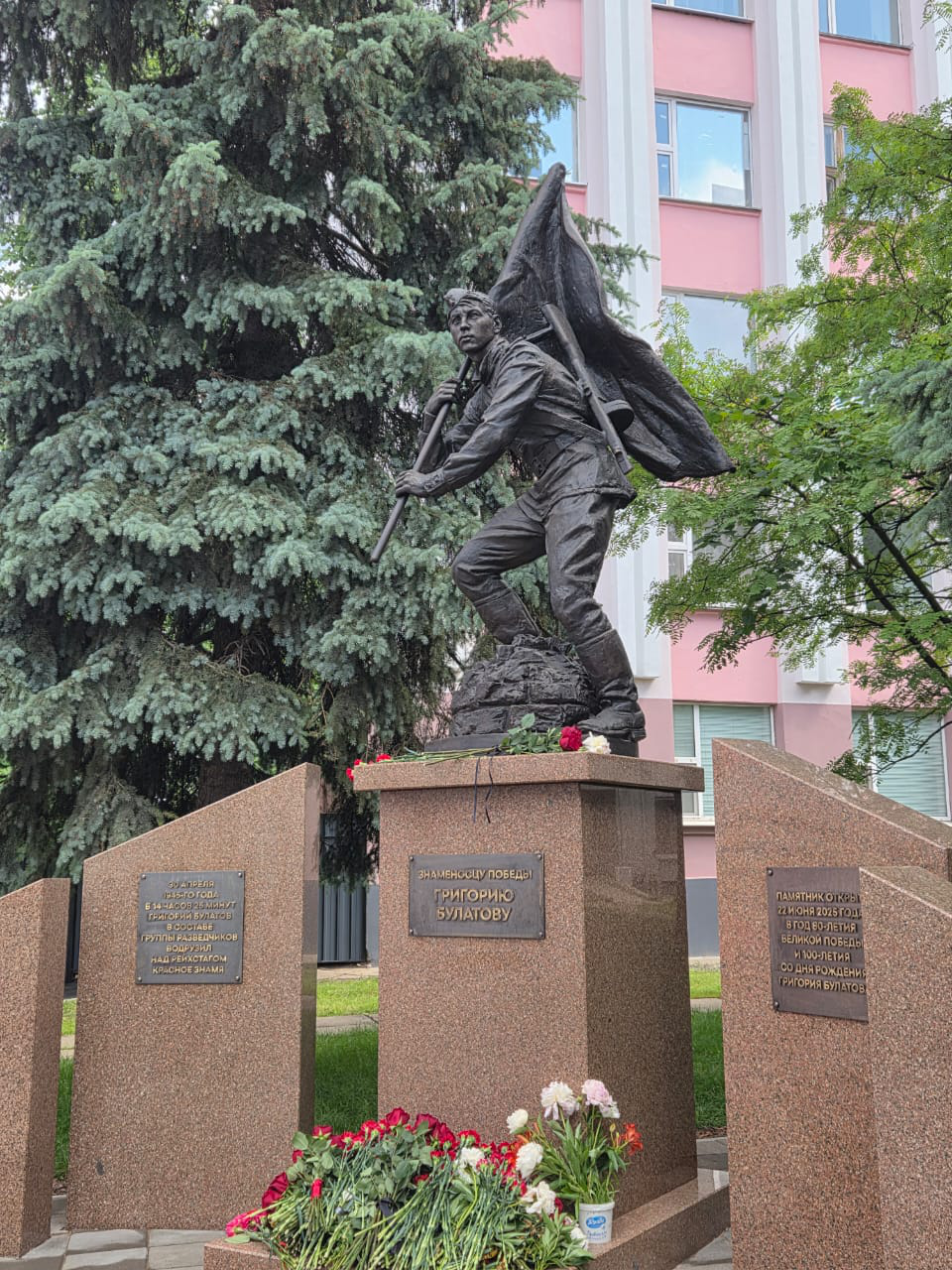 Памятник Знаменосцу Победы Григорию Булатову.