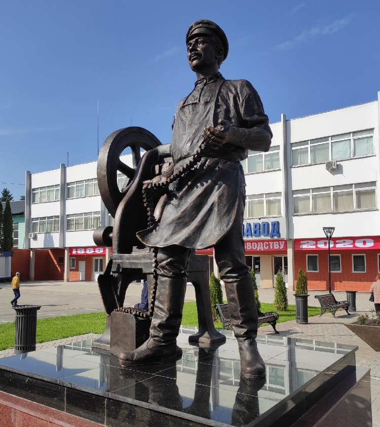 Скульптура «Рабочий за станком» в Туле