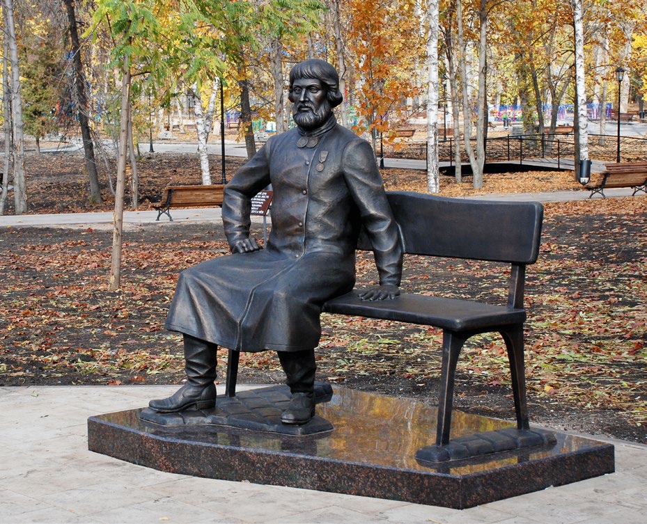 Памятник купцу Петру Сапожникову в Вольске