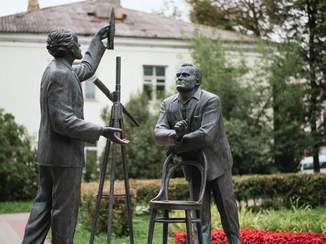 Памятник Константину Циолковскому и Сергею Королеву в Калуге