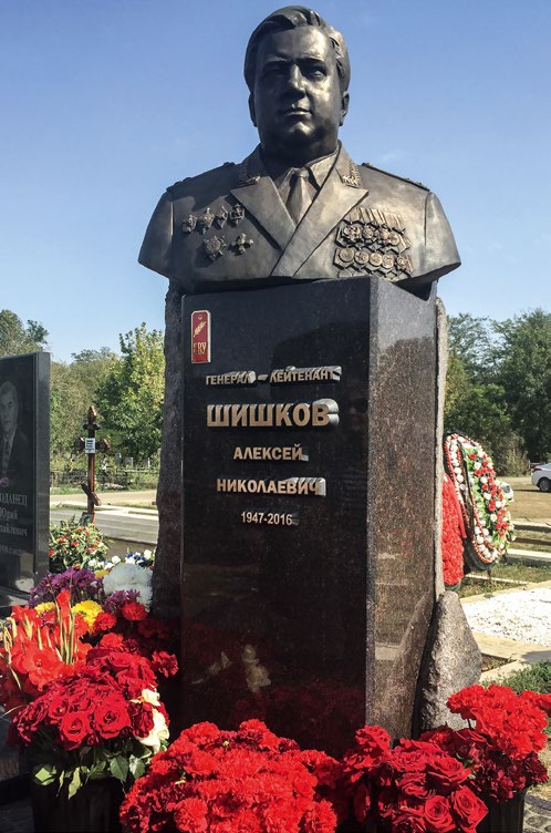 Памятник хирургу Борису Петровскому в Москве