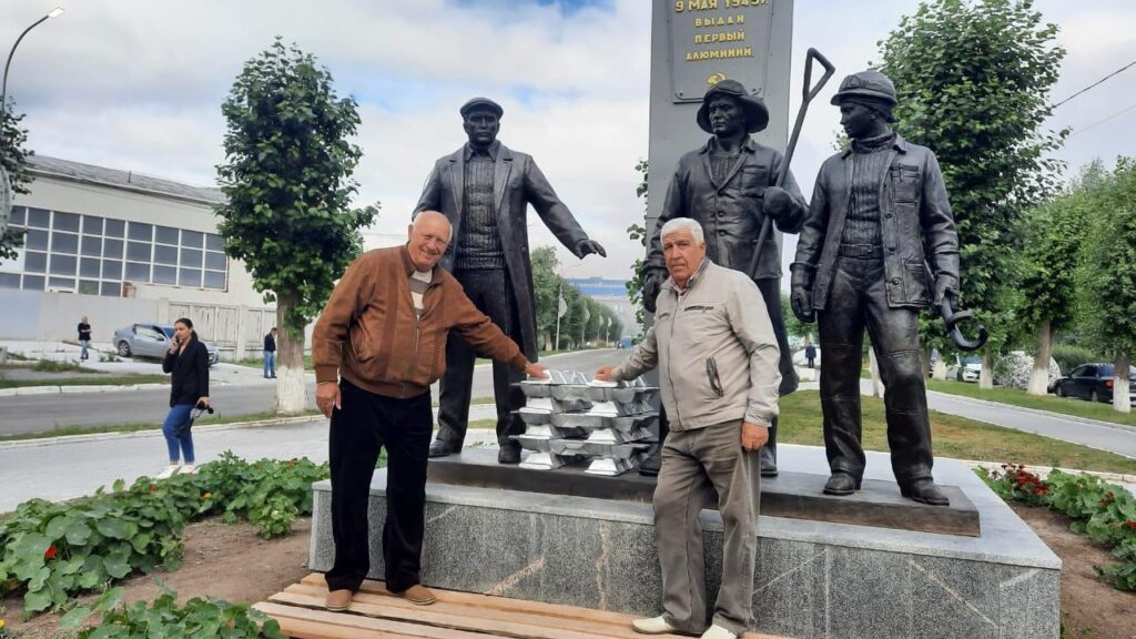 В городе Краснотурьинске Свердловской области открыт памятник сотрудникам Богословского алюминиевого завода (БАЗ).Эта история началась в январе 2019 года. На наше предприятие обратилась Нина Петровна Рейш, ветеран завода, человек, который руководил музеем БАЗа и участвовал в общественной жизни завода и города. Ее авторскую идею скульптурной композиции воплотили в эскизе наши друзья Константин Кубышкин и Игорь Яворский. После нескольких итераций эскизный проект был утверждена ветеранской организацией БАЗа.
Поиск средств занял почти 6 лет и лишь в апреле 2025 года начались работы над памятником. Одну из ключевых ролей в выделении необходимой суммы сыграл депутат законодательного собрания Свердловской области Соколюк Пётр Михайлович