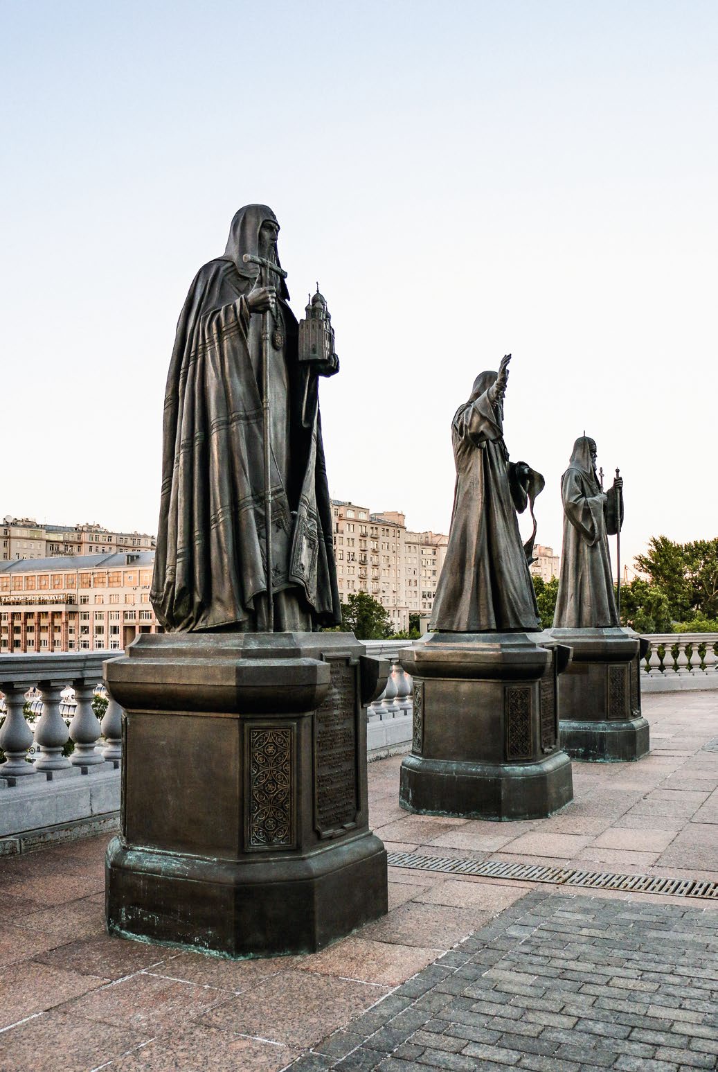 Памятники патриархам Иову, Гермогену и Тихону в Москве