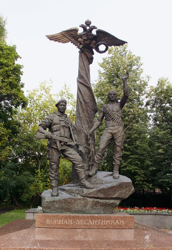 Памятник воинам-десантникам в Москве