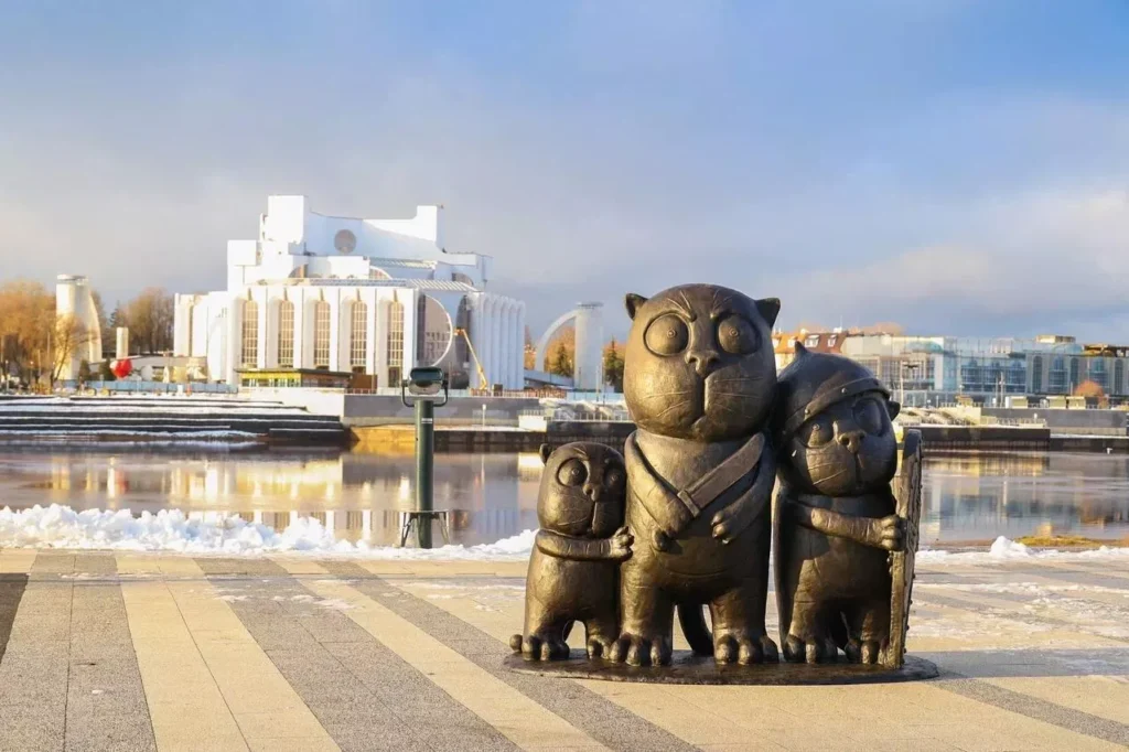 Три кота с деревянной сабелькой"