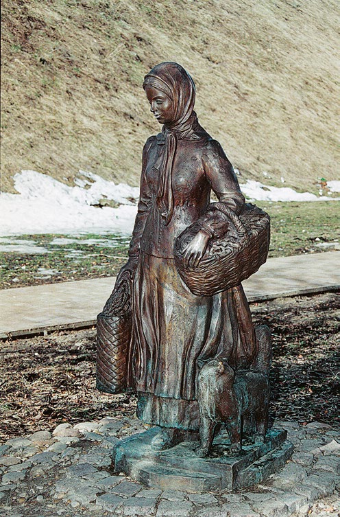 Памятник горожанам в Дмитрове,  скульптура молодой огородницы