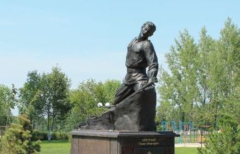 Памятник Герою Советского Союза Павлу Ивановичу Шпетному, скульптор Борис Сергиенко, пгт. Прохоровка, Белгородская область
