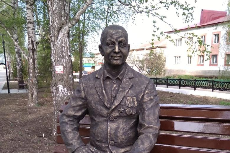 Памятник ветерану в парке Победы в Уфе