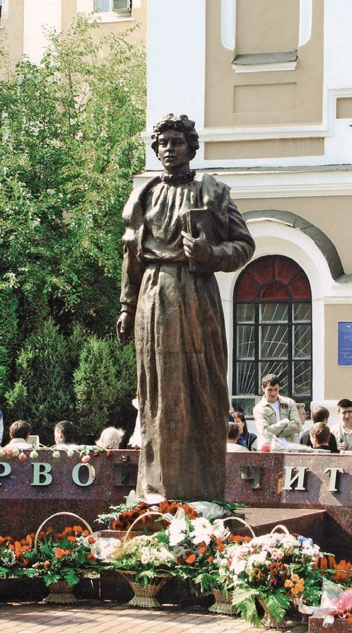 Памятник первой учительнице в Ставрополе