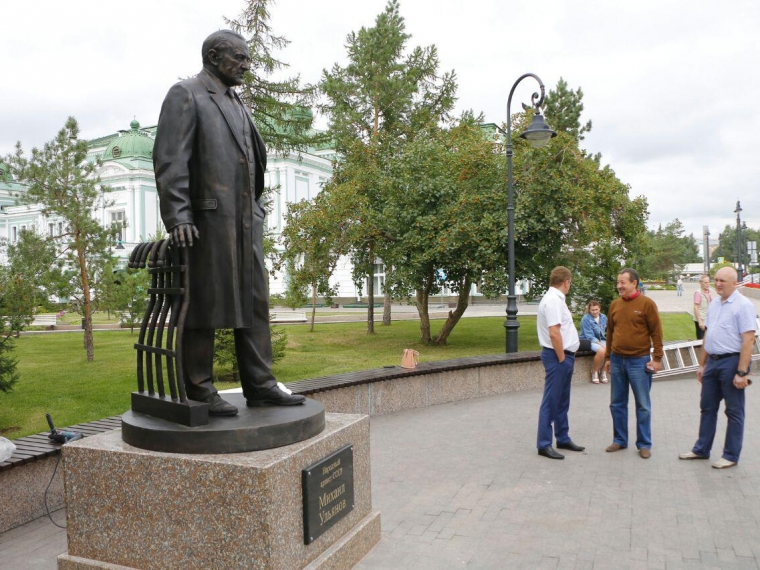 Памятник Михаилу Ульянову в Омске
