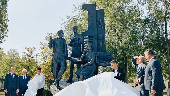 Памятник «Покорителям атома» в Нововоронеж