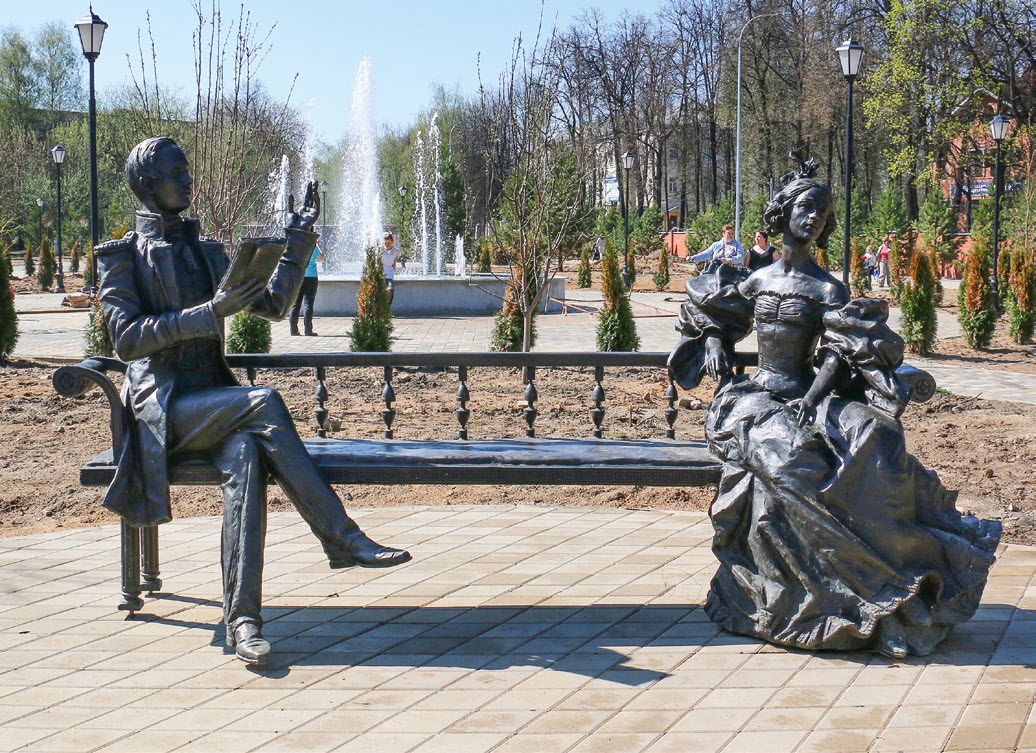 Памятник Лермонтову и его возлюбленной в Лосино-Петровском