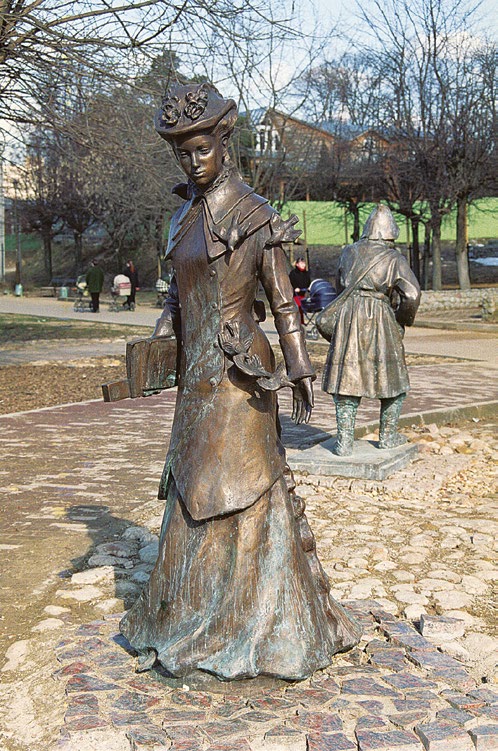 Памятник горожанам в Дмитрове, молодая учительница с книжкой