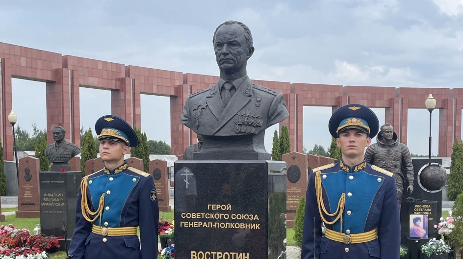 Бюст Герою Советского Союза Валерию Востротину.