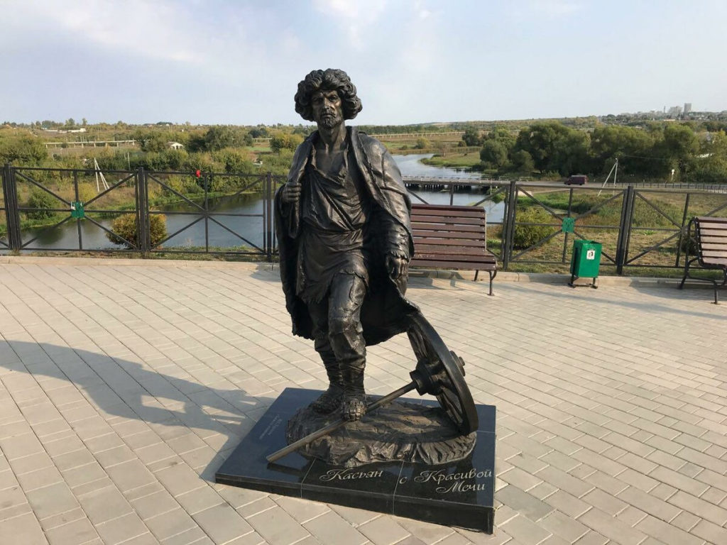 Памятник Касьяну с Красивой мечи изготовлен из бронзы на скульптурном предприятии «Лит Арт». Установлен в Ефремове Тульской области в 2018 году.