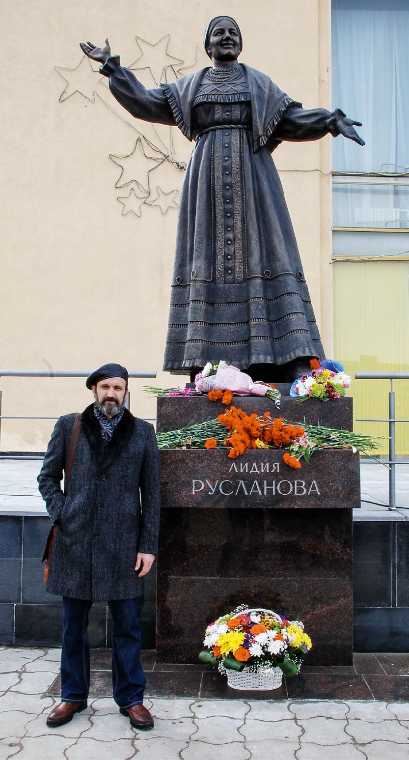 Памятник певице Лидии Руслановой в Саратове